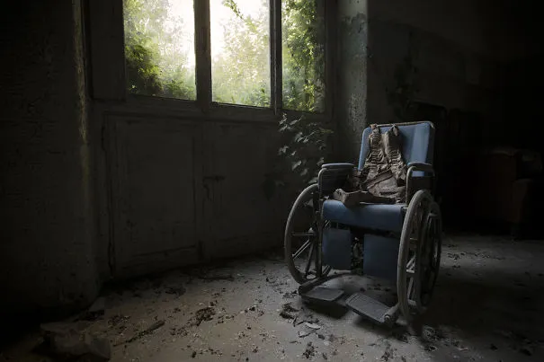 Photographer Explores Abandoned Italian Ruins And Takes Stunning Photographs (23 pics)