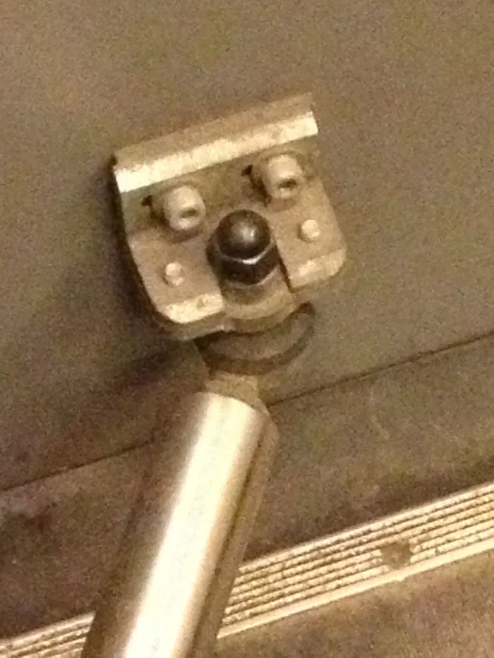 Fat Lip Traindoor Hinge