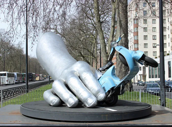 La Dolce Vita By Lorenzo Quinn 2011. Park Lane, London Uk.