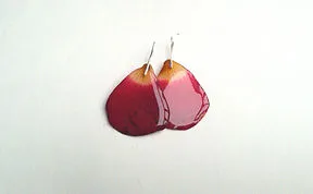 Designer Creates Jewelry With Real Flowers
