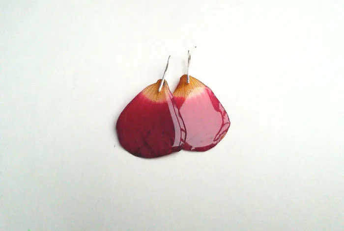 Designer Creates Jewelry With Real Flowers