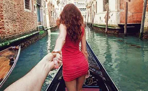 Photographer Follows His Girlfriend Around The World