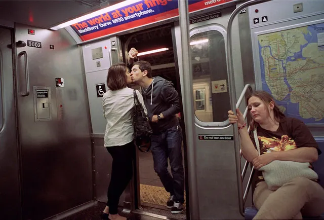 Street Photographer Spends 30 Years Capturing Kissing Couples of New York City