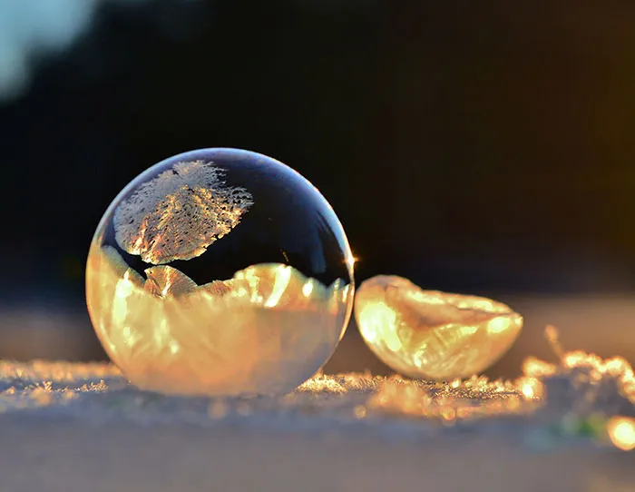 This Is What Happens When You Blow Soap Bubbles at -9°C (15,8°F)