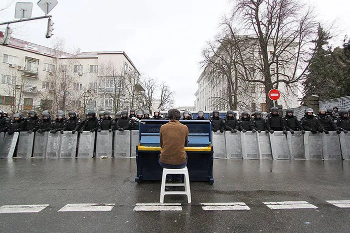 18 Powerful Moments of Peace During Protests