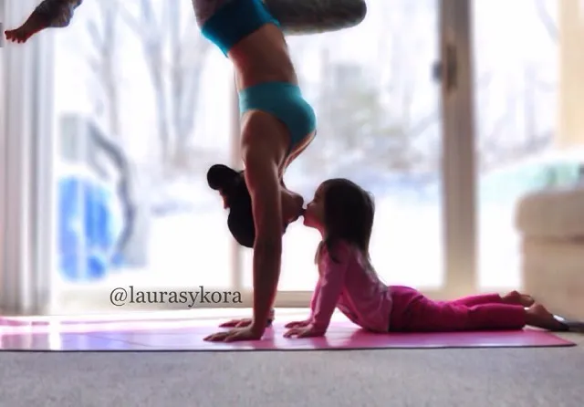Mother And 4-Year-Old Daughter Take Adorable Pictures Of Their Impressive Yoga Poses