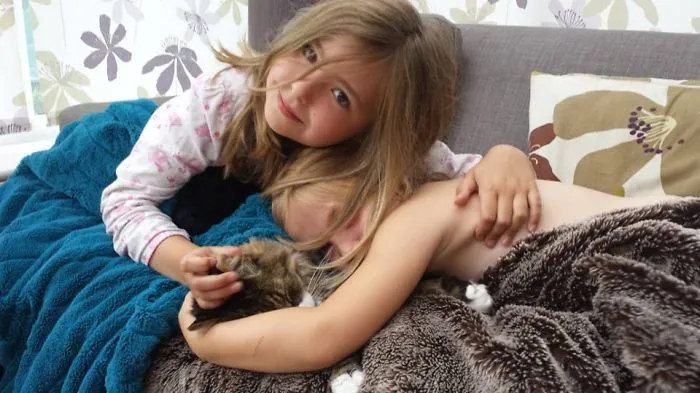 179 Heartwarming Photos Of Kids Playing With Their Cats