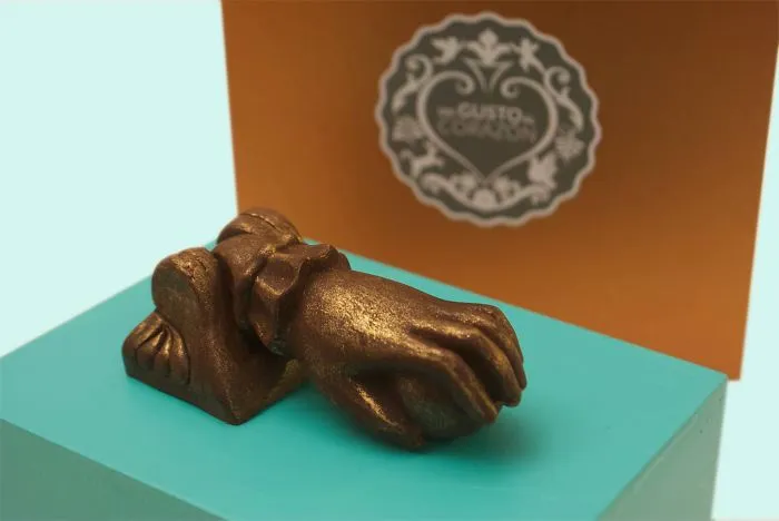 Del Gusto Al Corazón Chocolate: Hand Knocker