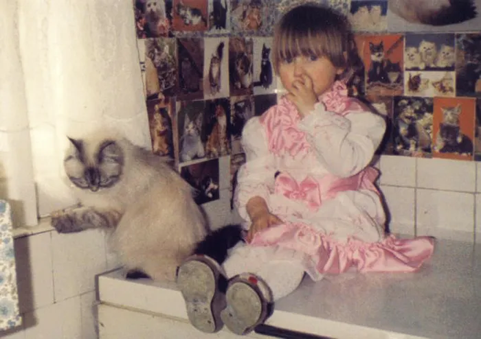 179 Heartwarming Photos Of Kids Playing With Their Cats