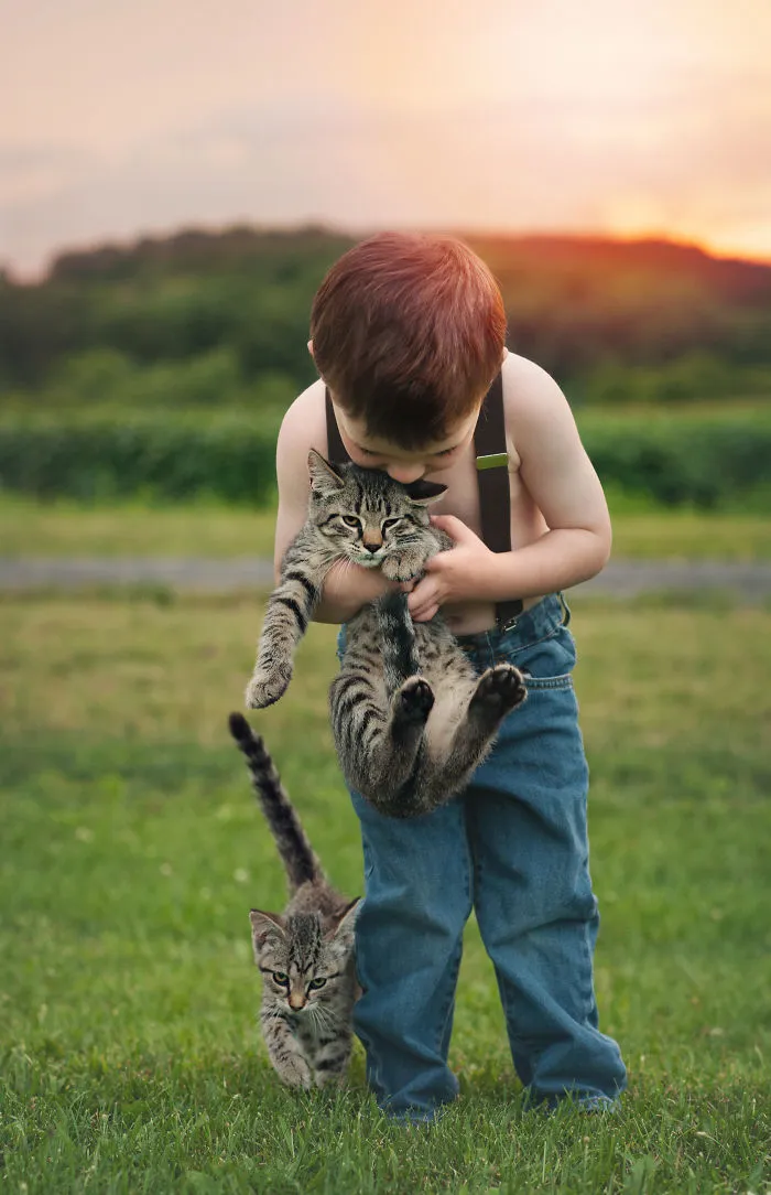 179 Heartwarming Photos Of Kids Playing With Their Cats