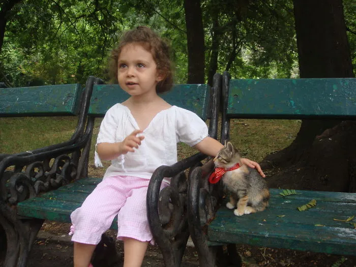 179 Heartwarming Photos Of Kids Playing With Their Cats