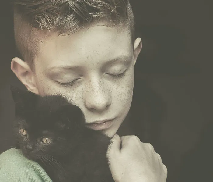179 Heartwarming Photos Of Kids Playing With Their Cats