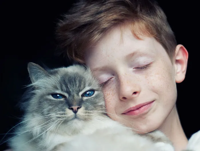 179 Heartwarming Photos Of Kids Playing With Their Cats