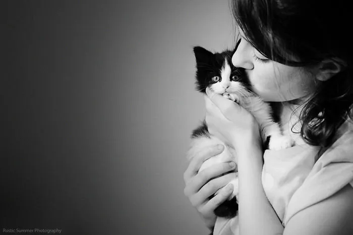 179 Heartwarming Photos Of Kids Playing With Their Cats
