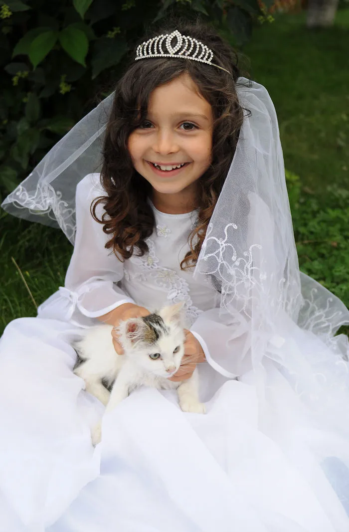 179 Heartwarming Photos Of Kids Playing With Their Cats