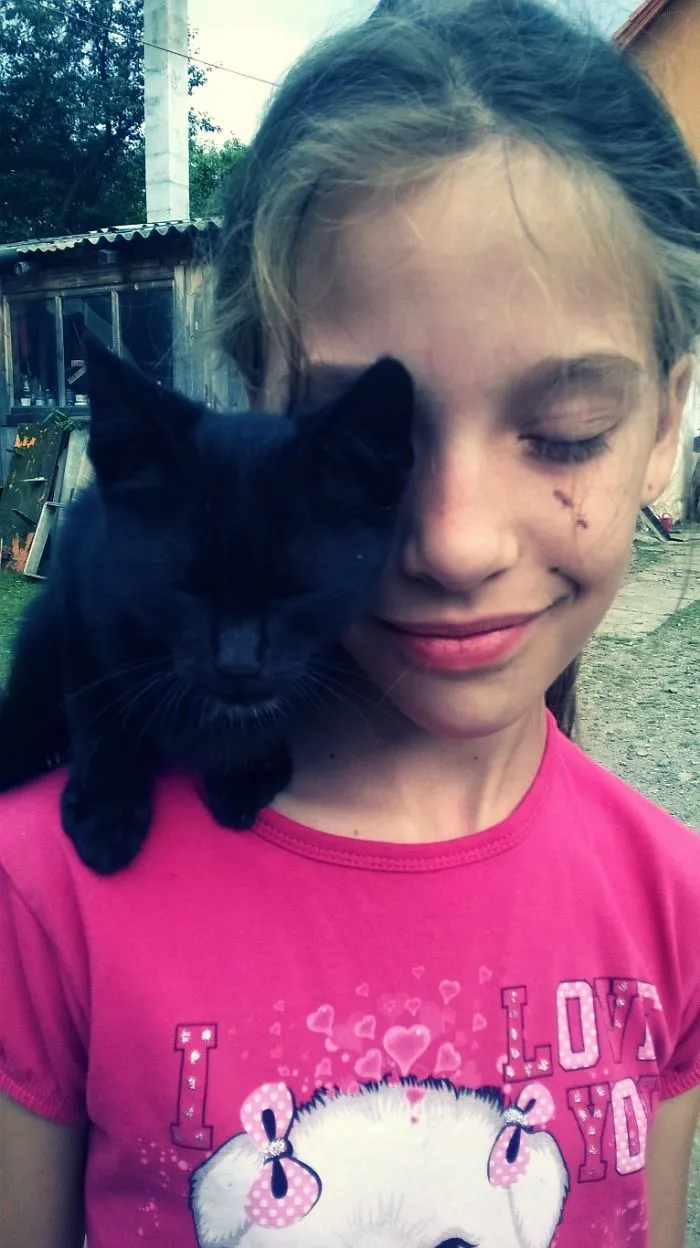 179 Heartwarming Photos Of Kids Playing With Their Cats