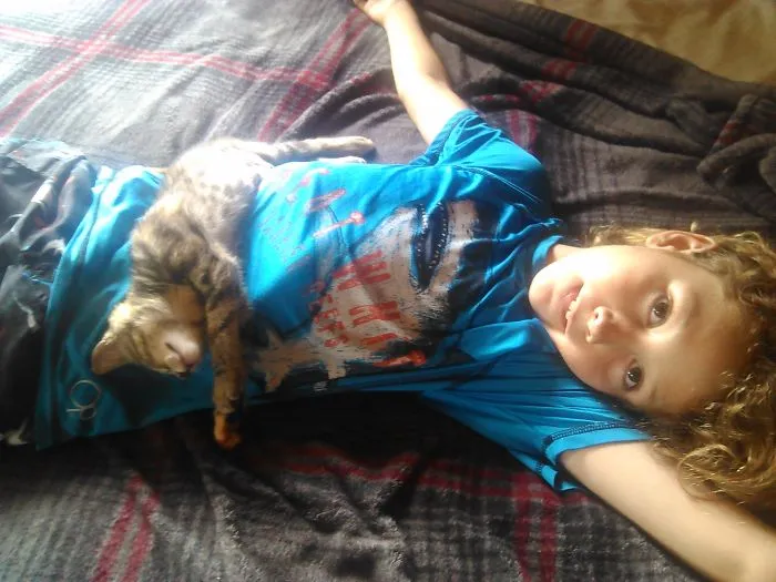 179 Heartwarming Photos Of Kids Playing With Their Cats