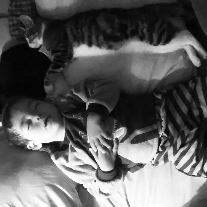 179 Heartwarming Photos Of Kids Playing With Their Cats
