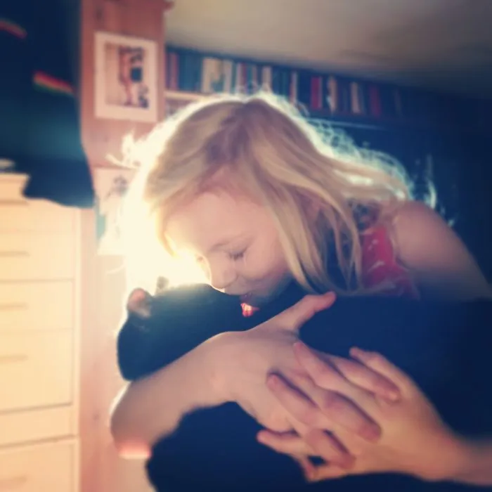 179 Heartwarming Photos Of Kids Playing With Their Cats