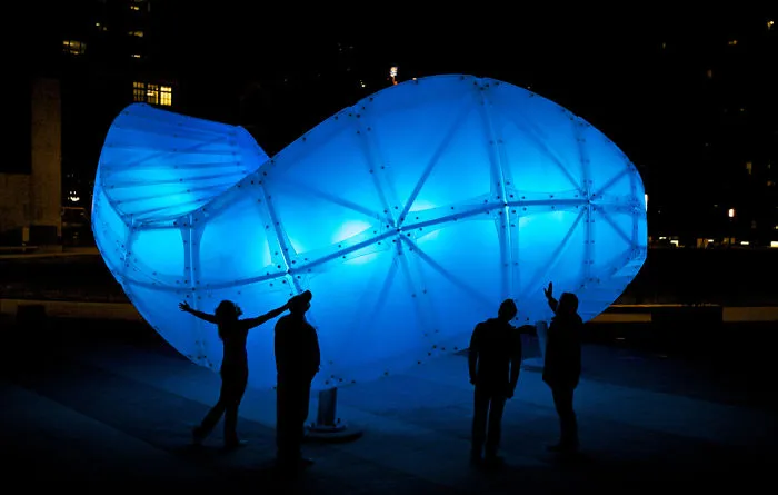 Interactive Cloud Sculpture Rocks Out To Britney Spears