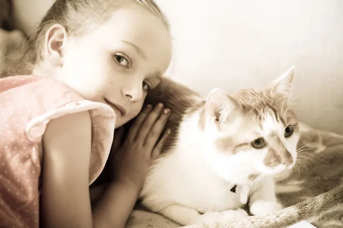 179 Heartwarming Photos Of Kids Playing With Their Cats