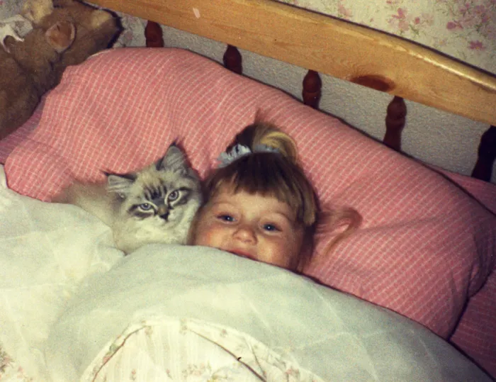 179 Heartwarming Photos Of Kids Playing With Their Cats