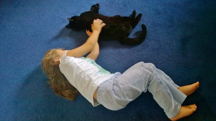 179 Heartwarming Photos Of Kids Playing With Their Cats
