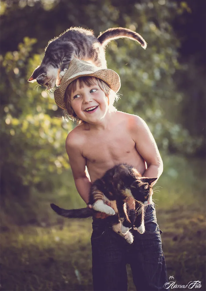 179 Heartwarming Photos Of Kids Playing With Their Cats