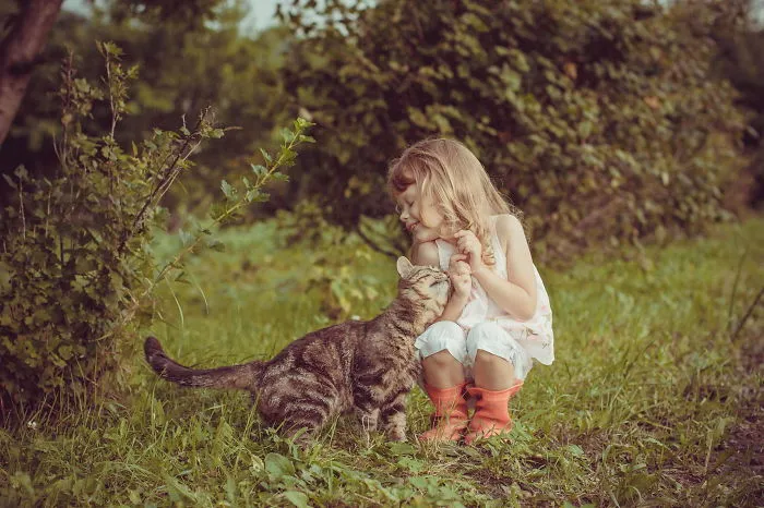 179 Heartwarming Photos Of Kids Playing With Their Cats