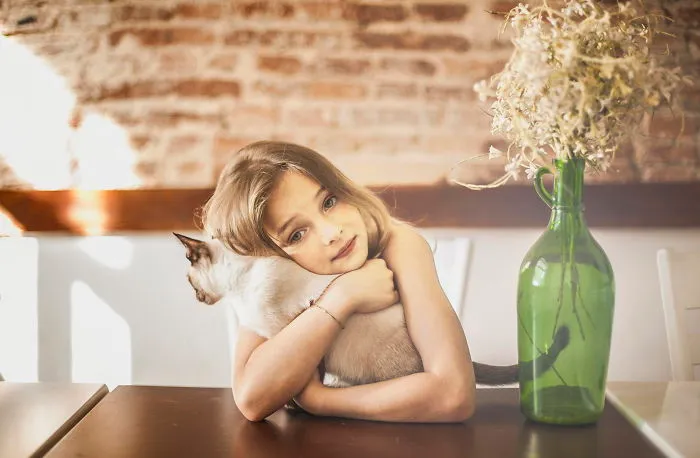 179 Heartwarming Photos Of Kids Playing With Their Cats