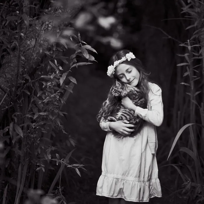 179 Heartwarming Photos Of Kids Playing With Their Cats