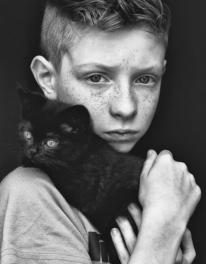 179 Heartwarming Photos Of Kids Playing With Their Cats