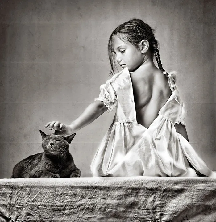 179 Heartwarming Photos Of Kids Playing With Their Cats