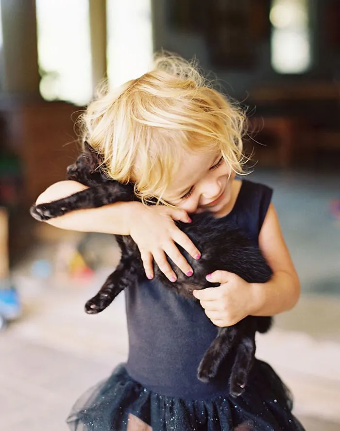 179 Heartwarming Photos Of Kids Playing With Their Cats