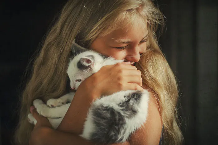 179 Heartwarming Photos Of Kids Playing With Their Cats