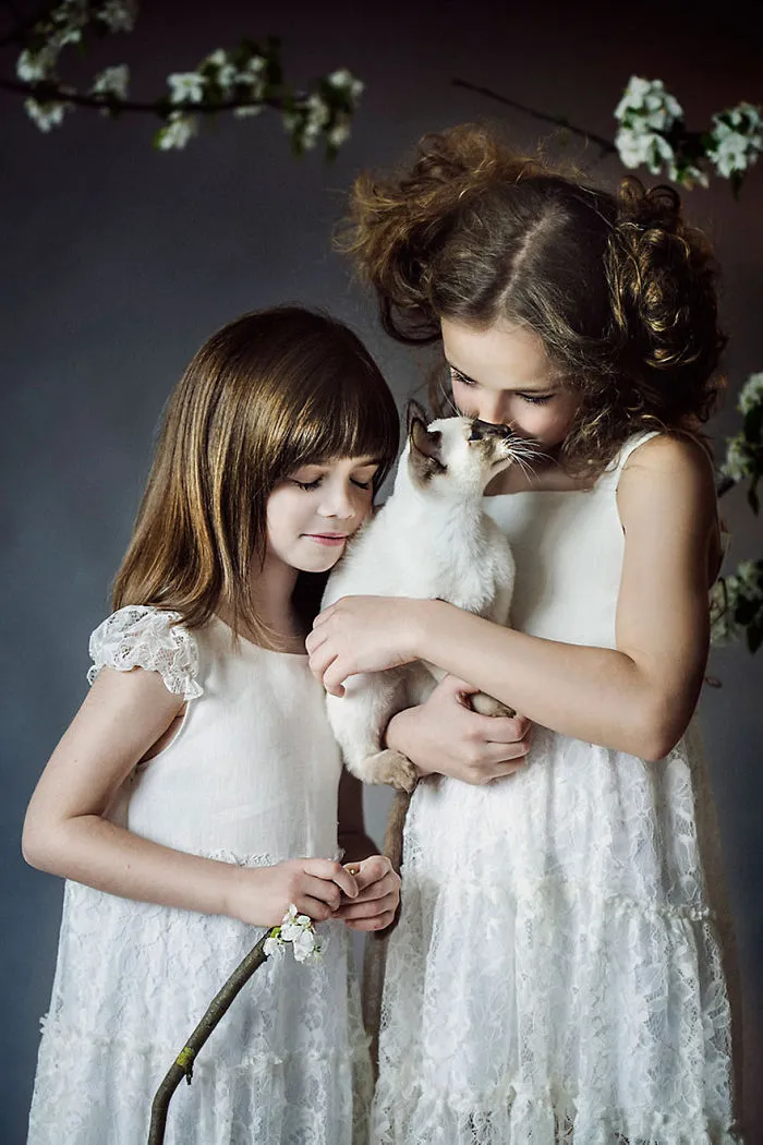 179 Heartwarming Photos Of Kids Playing With Their Cats