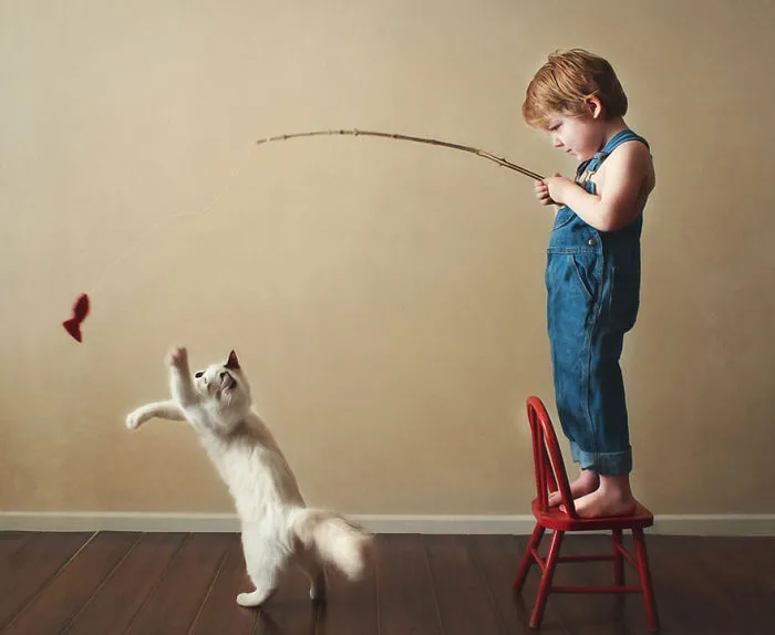 179 Heartwarming Photos Of Kids Playing With Their Cats