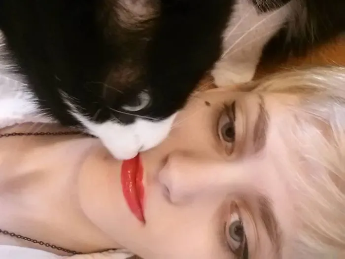 179 Heartwarming Photos Of Kids Playing With Their Cats
