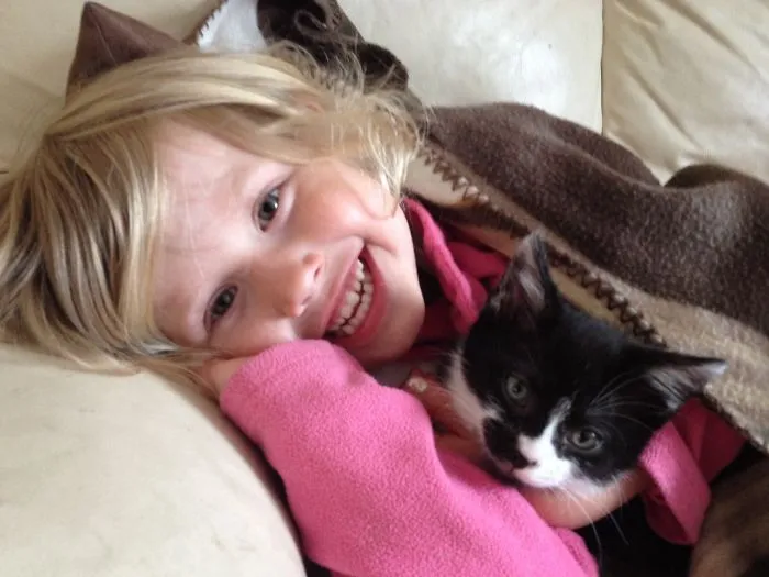 179 Heartwarming Photos Of Kids Playing With Their Cats