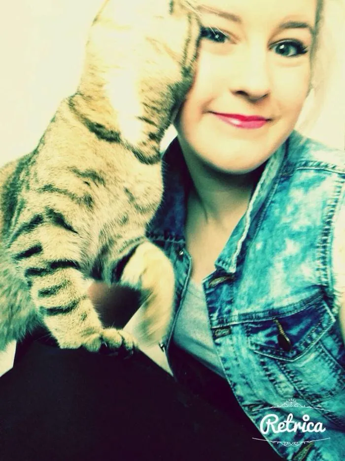 179 Heartwarming Photos Of Kids Playing With Their Cats