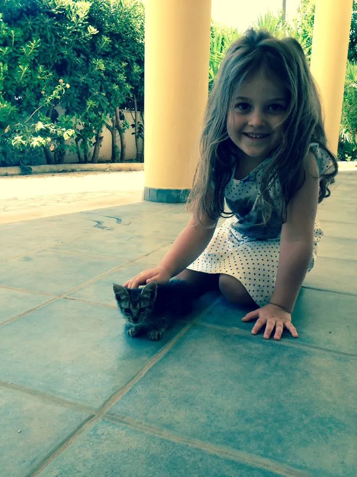 179 Heartwarming Photos Of Kids Playing With Their Cats