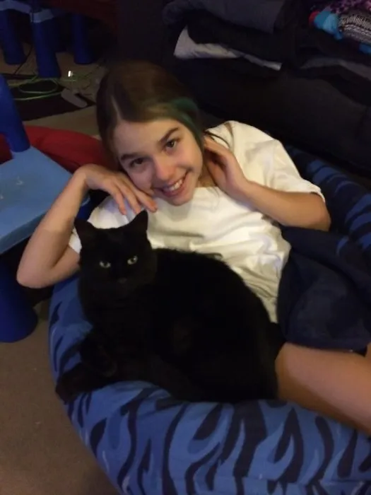 179 Heartwarming Photos Of Kids Playing With Their Cats
