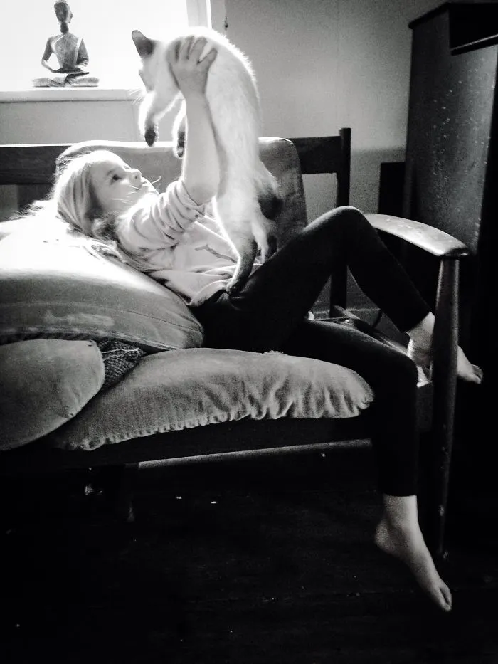 179 Heartwarming Photos Of Kids Playing With Their Cats