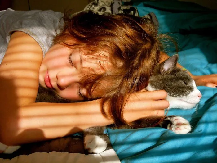 179 Heartwarming Photos Of Kids Playing With Their Cats
