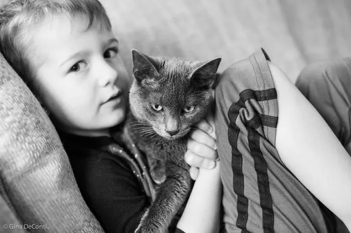 179 Heartwarming Photos Of Kids Playing With Their Cats