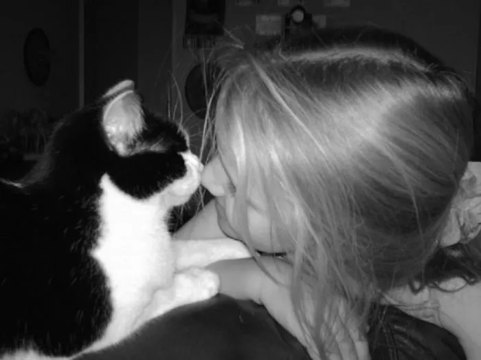179 Heartwarming Photos Of Kids Playing With Their Cats