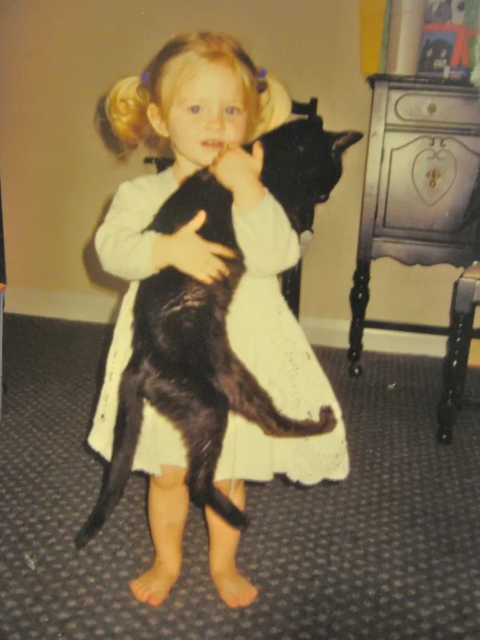 179 Heartwarming Photos Of Kids Playing With Their Cats