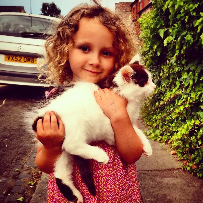 179 Heartwarming Photos Of Kids Playing With Their Cats