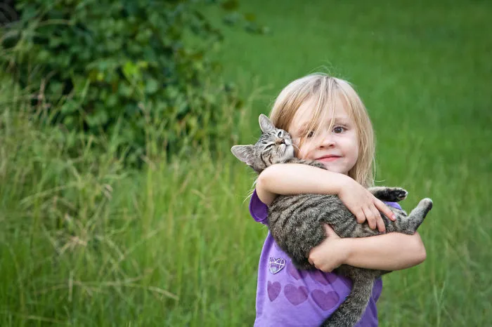 179 Heartwarming Photos Of Kids Playing With Their Cats