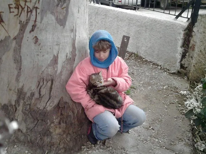 179 Heartwarming Photos Of Kids Playing With Their Cats